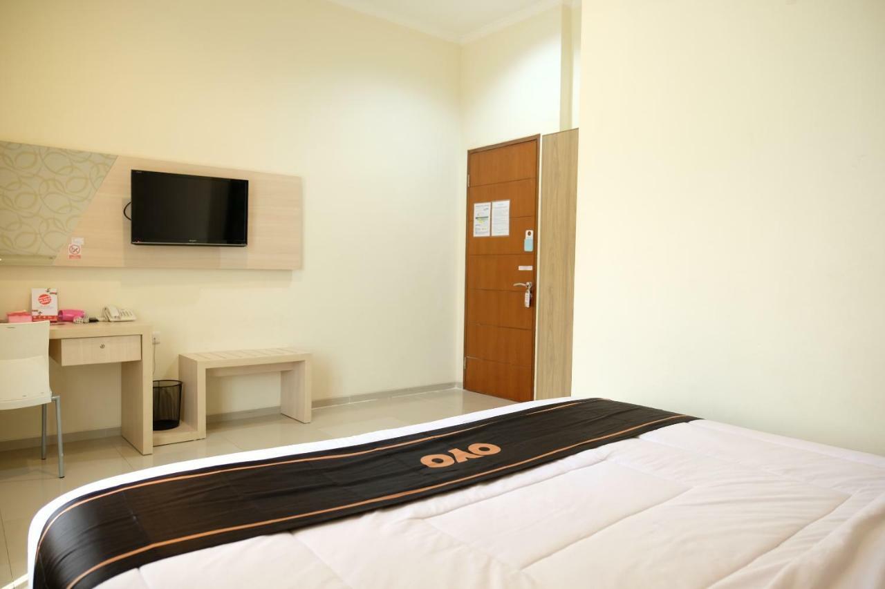 Oyo 1616 Hotel Central City 2 Tanjung Pandan Exterior foto