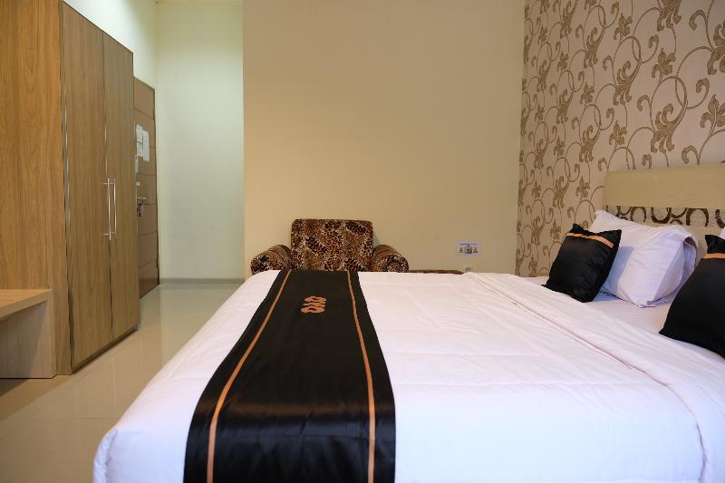 Oyo 1616 Hotel Central City 2 Tanjung Pandan Exterior foto